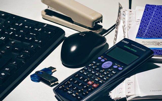 kalkulator, pendrive, klawiatura